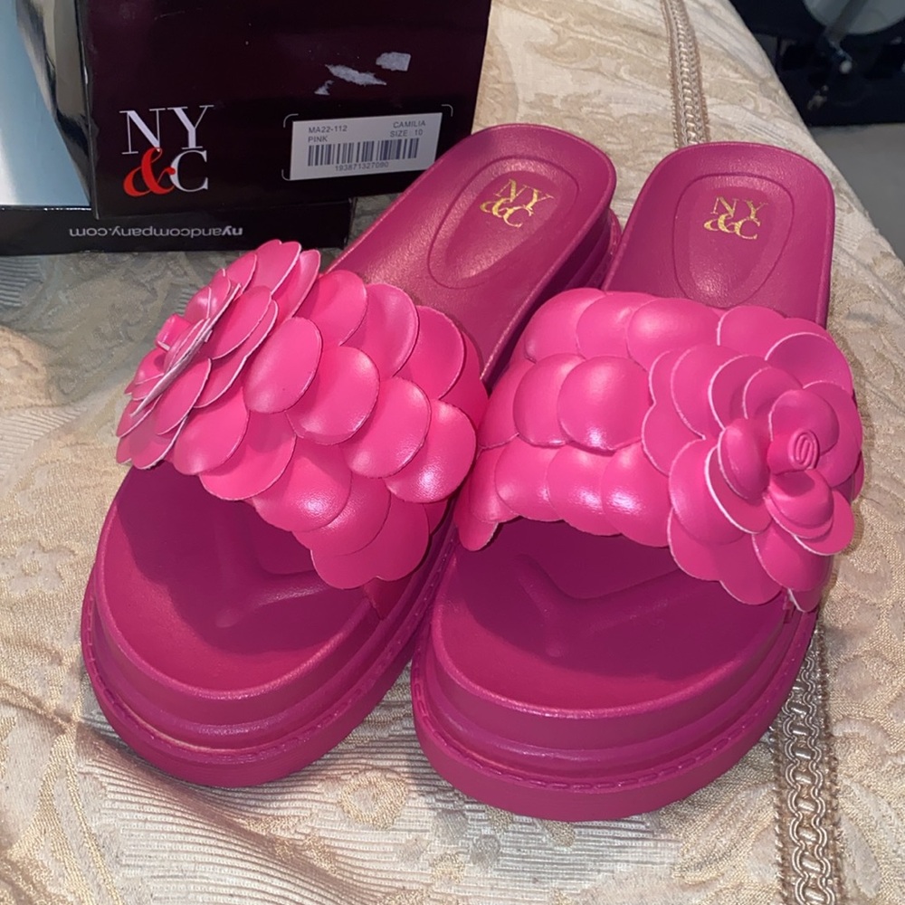 New!  flower Camilla slides In box! NY&C (pink)